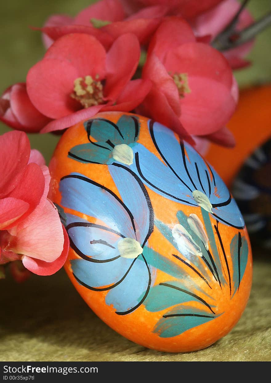 Easter egg with flowers