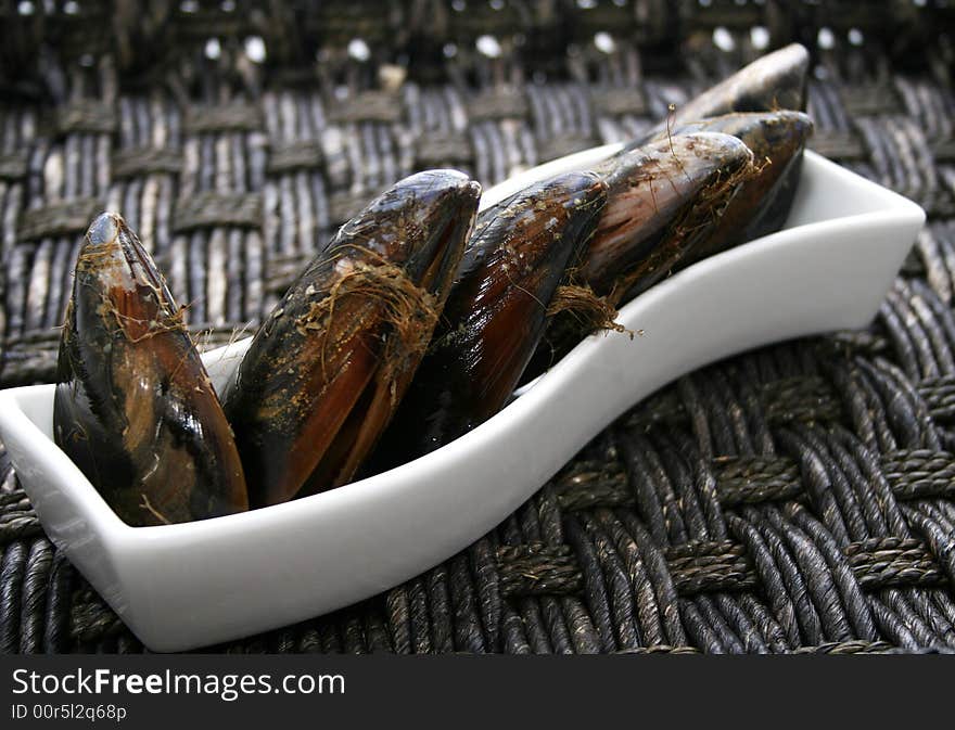 Six mussels in decorated dish