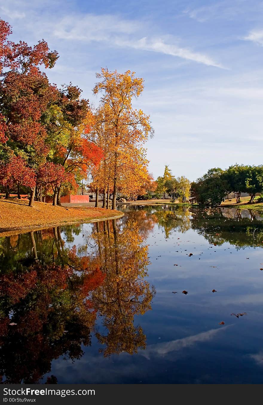 Autumn in California, reflection in the lake