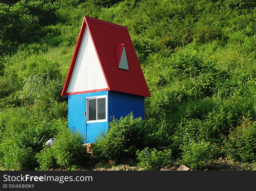 Polychrome spire hut at sidehill