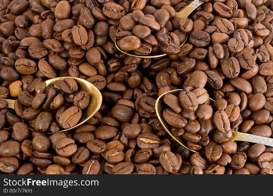 lot of coffee-beans with tree spoons