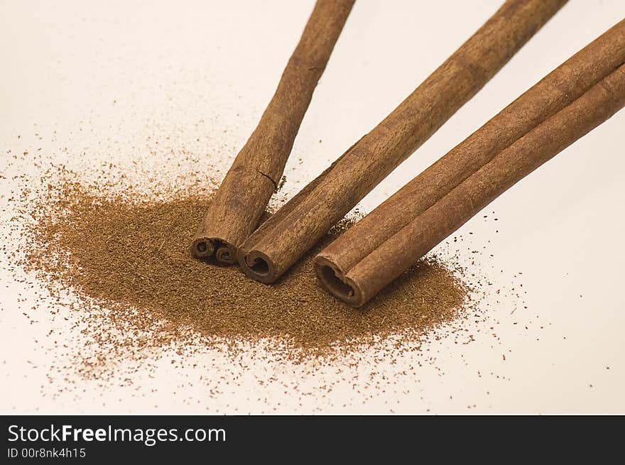 Powdered and raw cinnamon