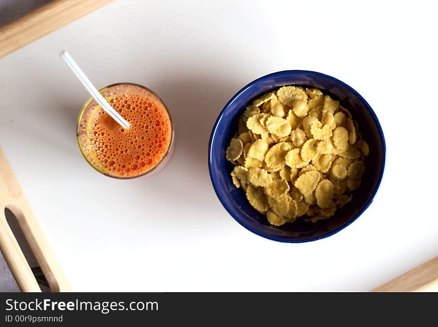 Easy breakfast from corn-flakes and carrots juice