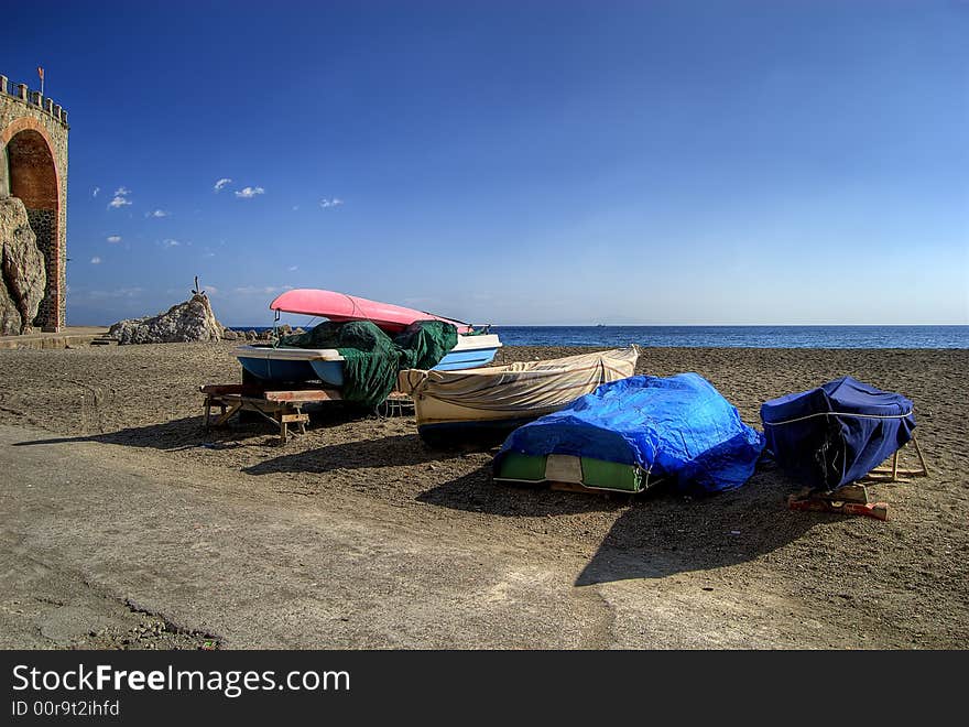 Boats on the beach to the sun of winter