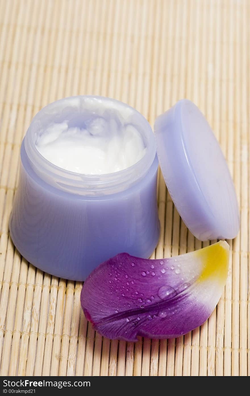 Spa essentials (cream and violet petal)