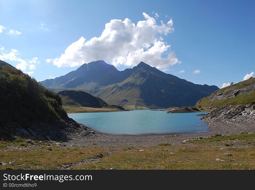 A lake near the mountains