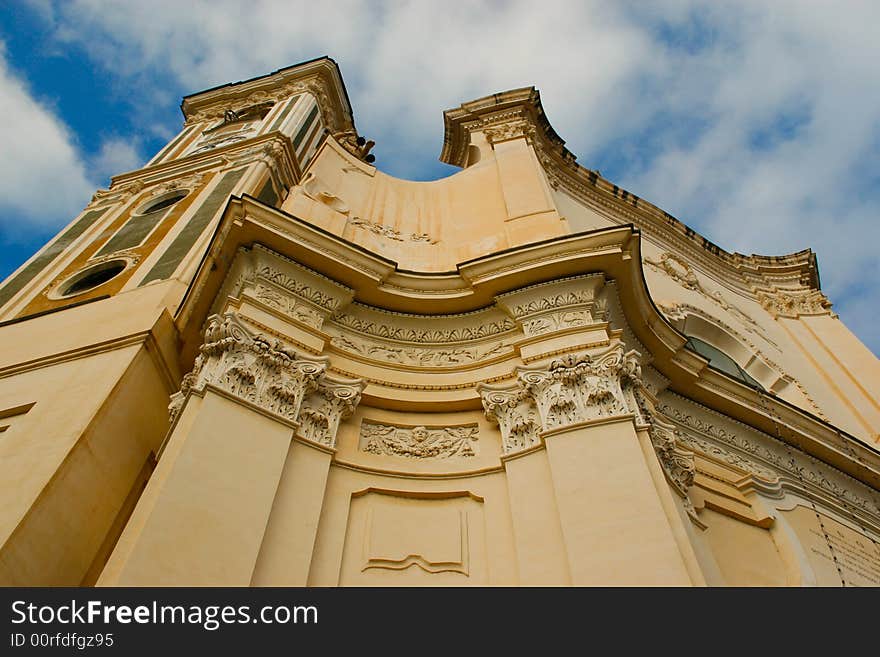 La chiesa di Laigueglia (SV) vista dal basso