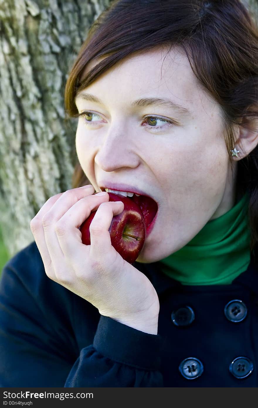 Young woman bitting an apple