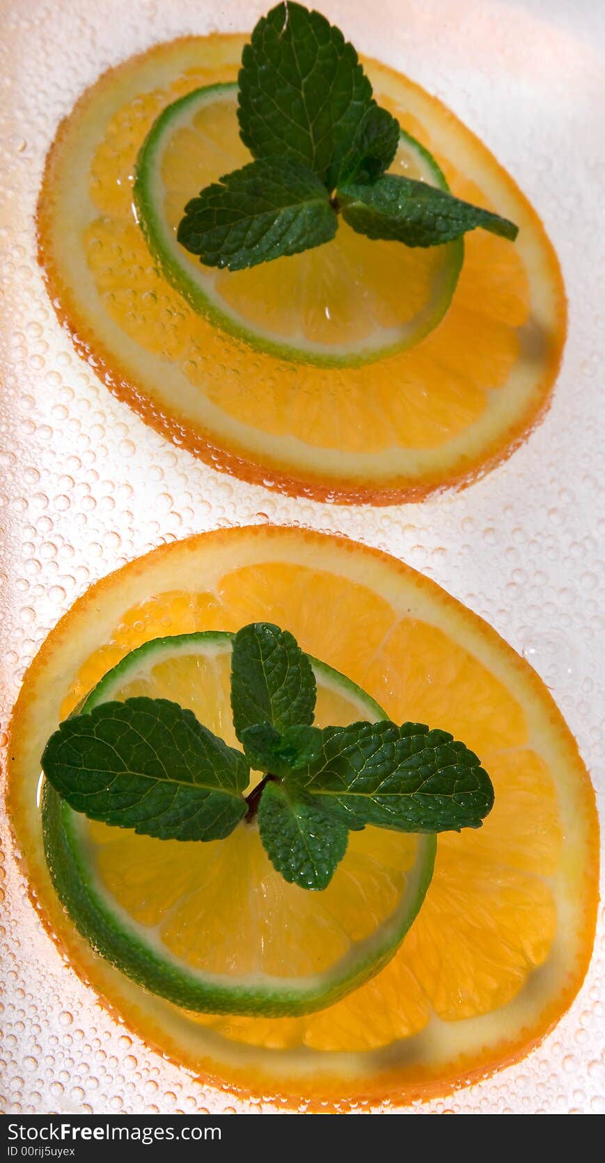 Lime and orange segments whith green mint