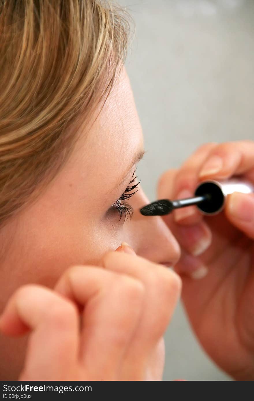 Applying Mascara