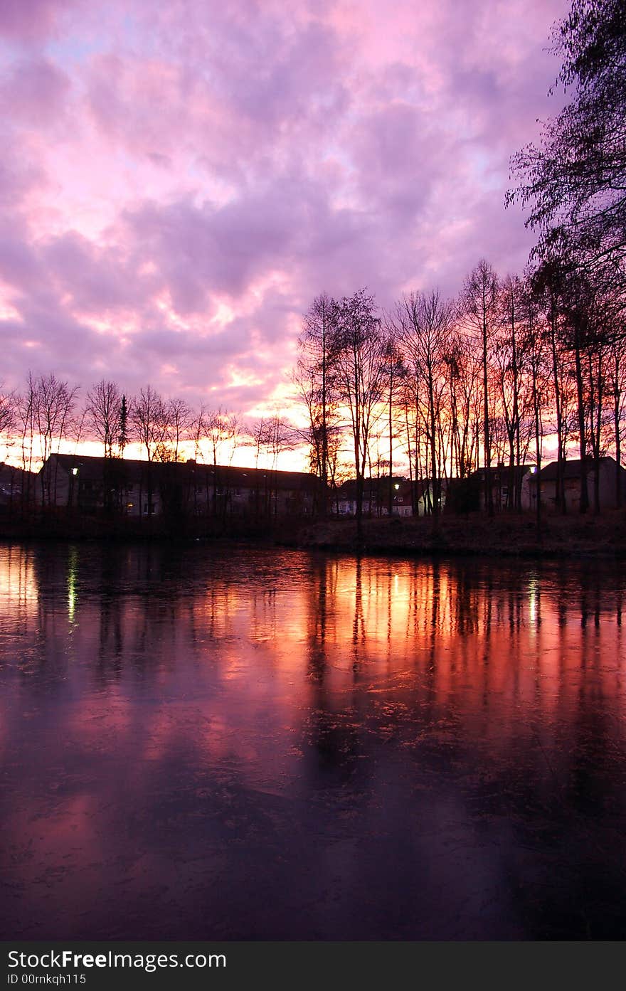 A sunrise on the lake