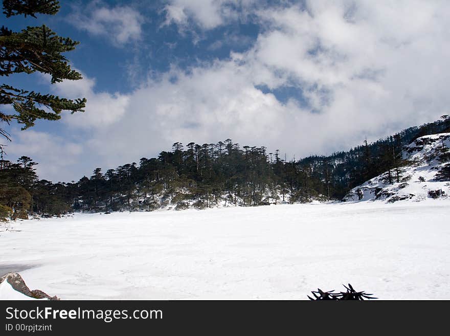 There is a lake in the winter,the water had become ice