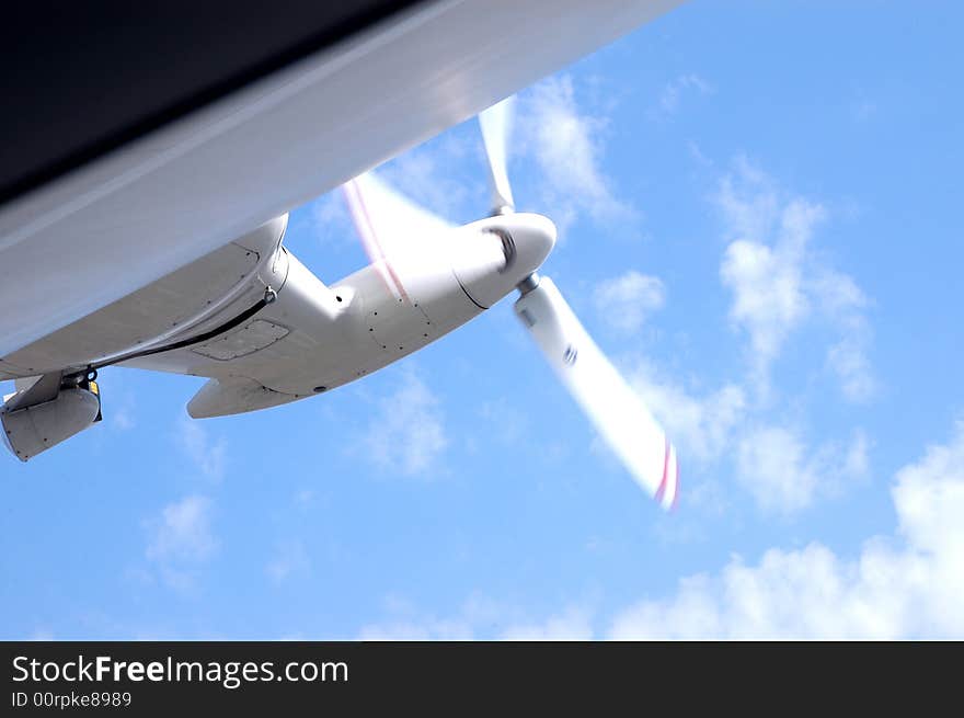 Zeppelin side view - lateral propeller