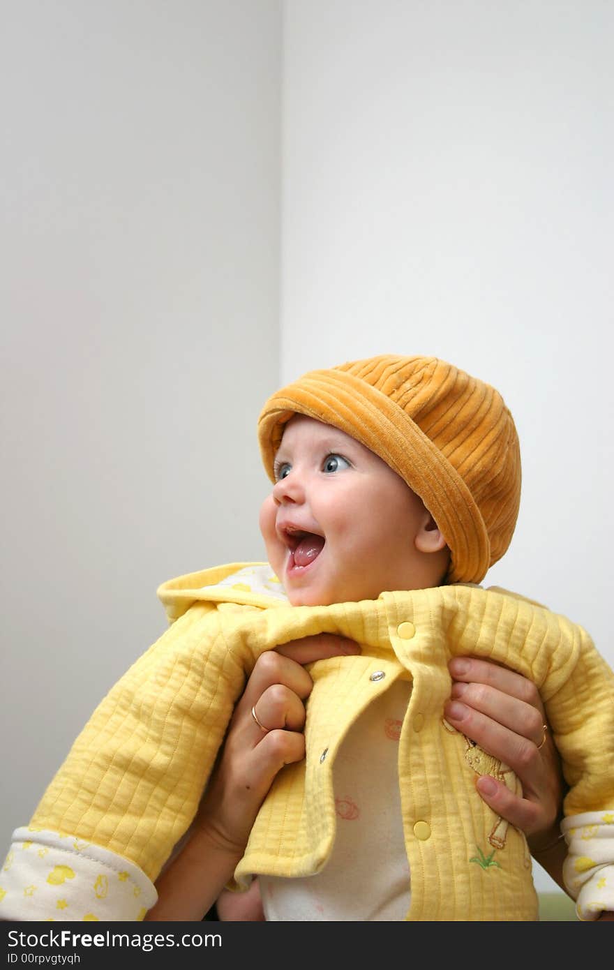 The dared small child in an orange cap