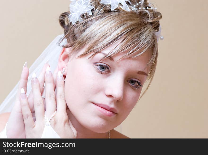 Bride puts on an ear-ring