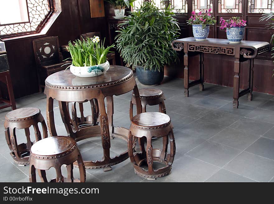 An ample room decorated with lively plants. An ample room decorated with lively plants.