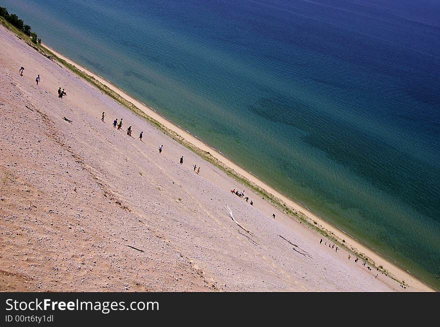 A steep dune by the colorful water