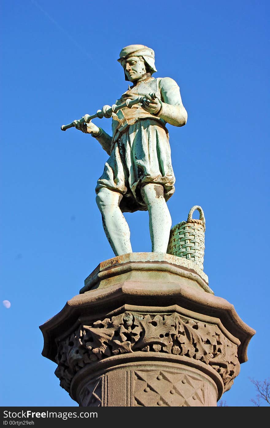 View on a statute in Petite Sablone. View on a statute in Petite Sablone