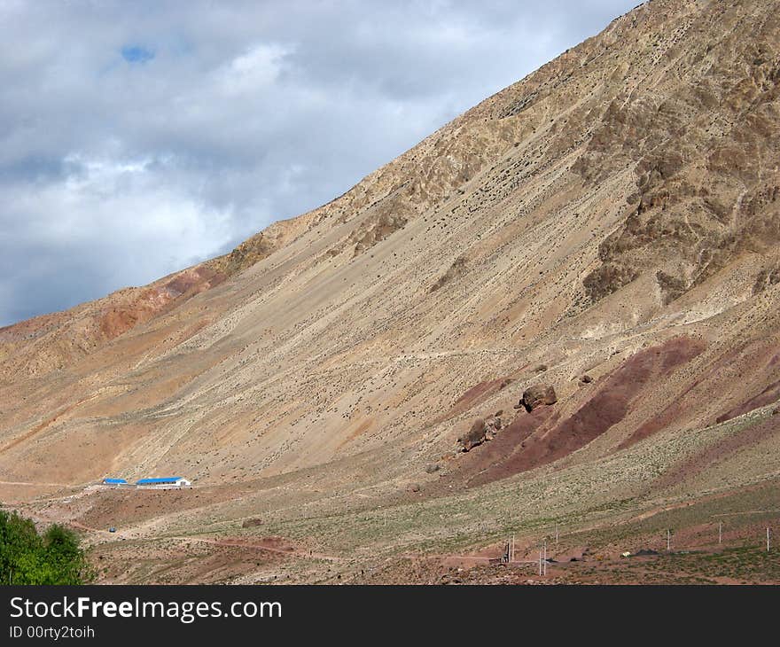 A view of the dry landscape and mountains in Tibet, taken at an altitude of about 4,500 metres(14,760 feet). A view of the dry landscape and mountains in Tibet, taken at an altitude of about 4,500 metres(14,760 feet).