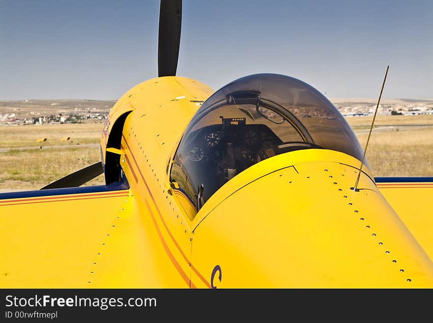 Acroibatic plane cockpit throuhg glass.