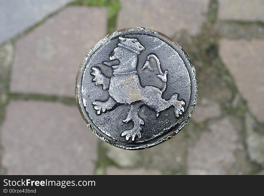 Lion's figure on the metal column. View from above.