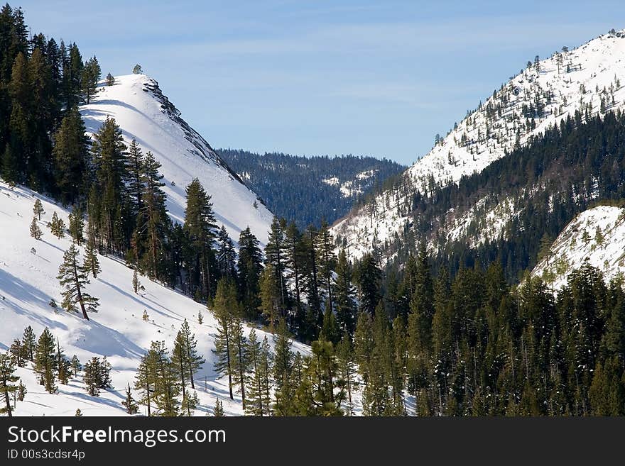 Big snowy mountains next to Lake Tahoe