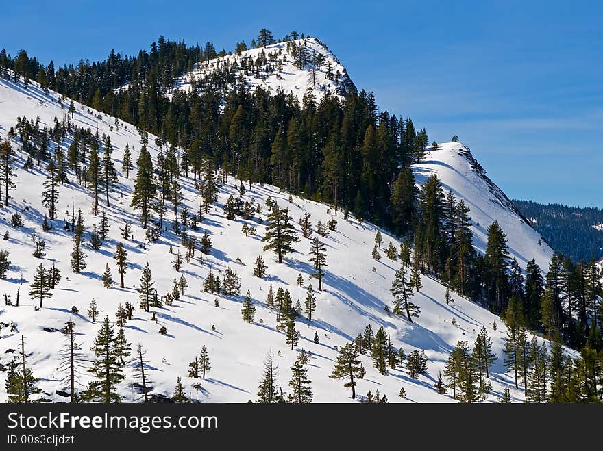 Big snowy mountains next to Lake Tahoe