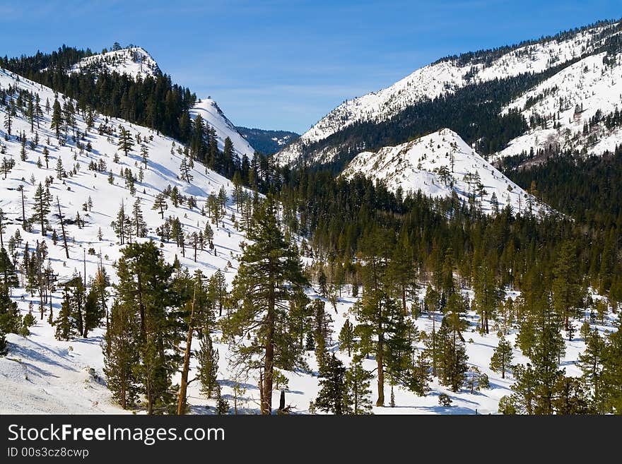 Big snowy mountains next to Lake Tahoe