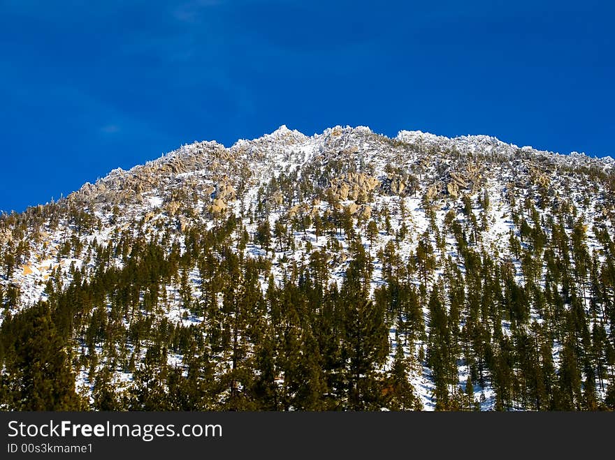 Big snowy mountains next to Lake Tahoe