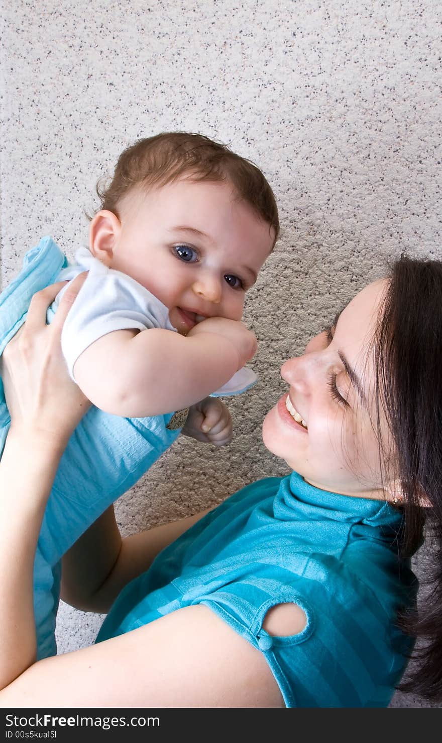 Mum embracing the small son to which 7 months.