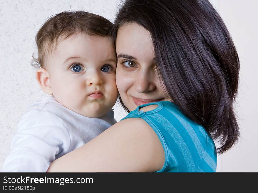 Mum embracing the small son to which 7 months.