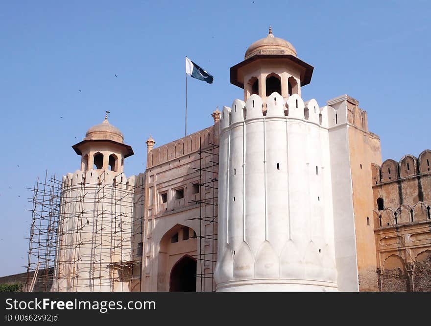 Beautifull carved walls and it ls the main entrance to the Lahore Fort. Beautifull carved walls and it ls the main entrance to the Lahore Fort.