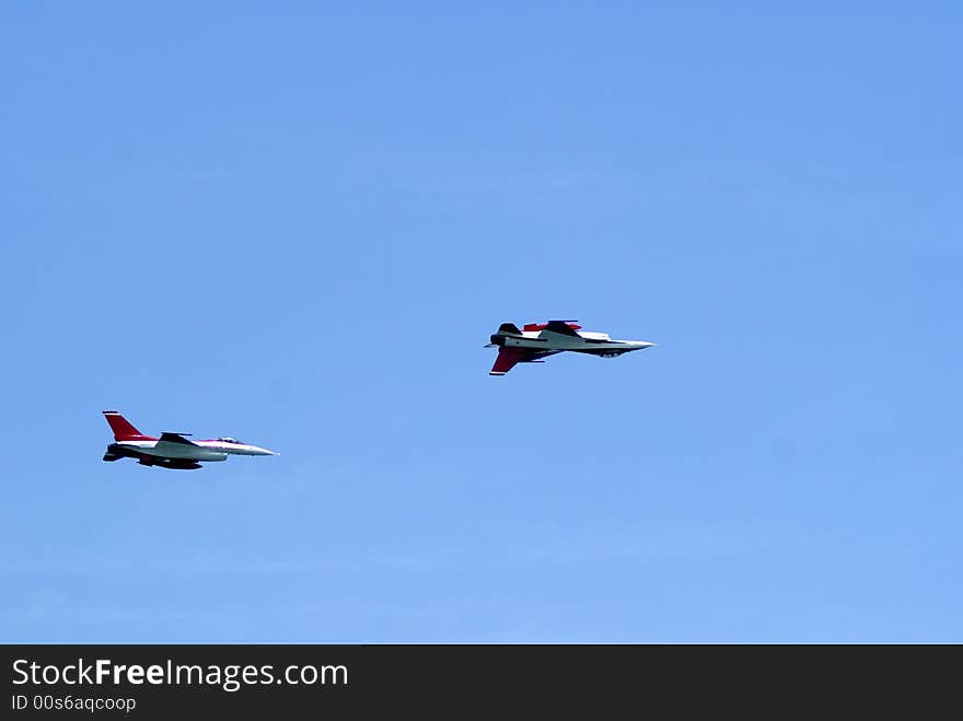 Singapore Black Knights F16 acrobatics at Singapore Airshow. Dated 19 feb 2008. One plane upside down. Singapore Black Knights F16 acrobatics at Singapore Airshow. Dated 19 feb 2008. One plane upside down