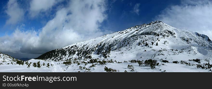 Ridge of Pietrele in Retezat mountain (romanian Carpathian). The summit have 2270 m alt. Ridge of Pietrele in Retezat mountain (romanian Carpathian). The summit have 2270 m alt.