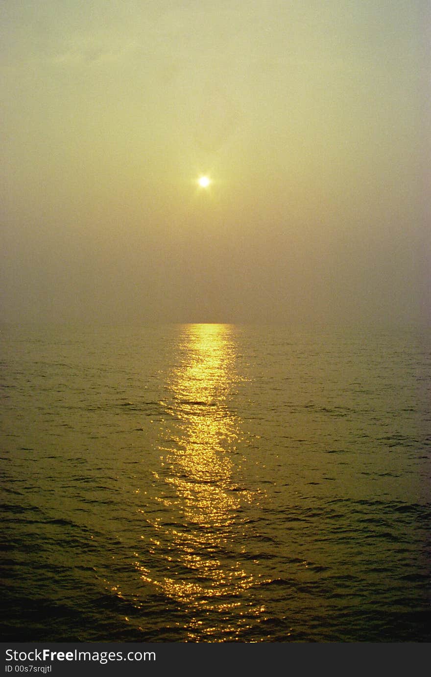 Lovly sunset in the sea