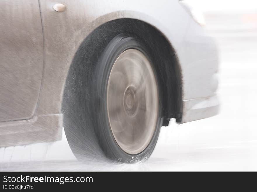 Rolling wheel with water spray