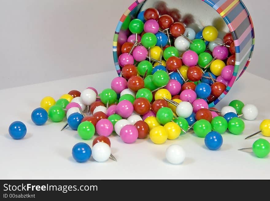 Multi-colored round stationary pins in colorful tin. Multi-colored round stationary pins in colorful tin