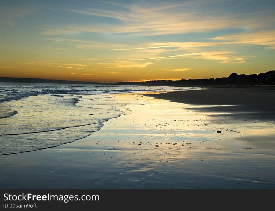 Peacefull sunset in bournemouth with refleksion in the water