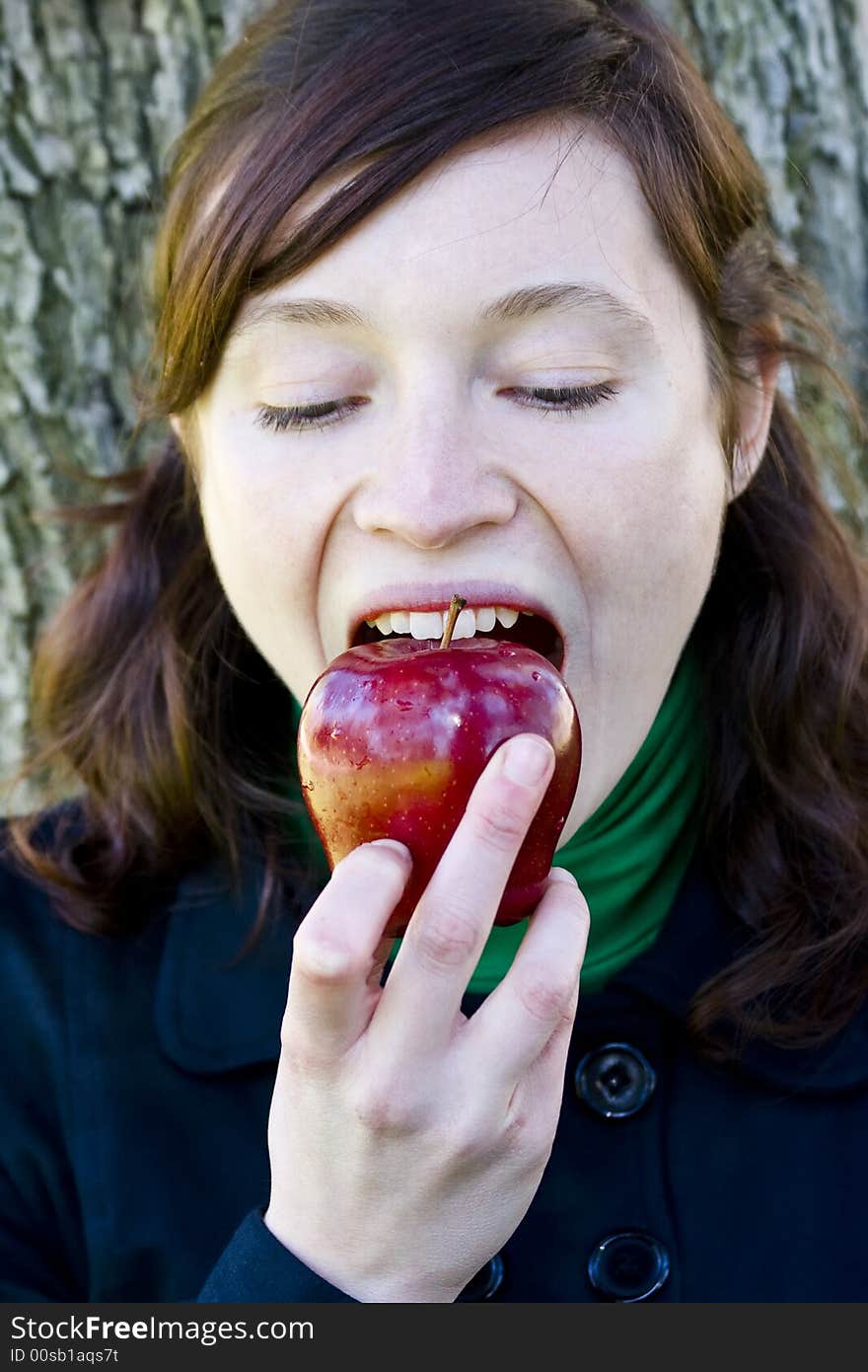 Young woman bitting an apple