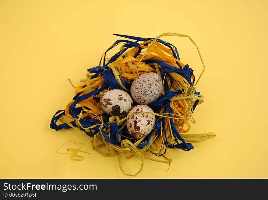 Quail mottled eggs decoration in a nest