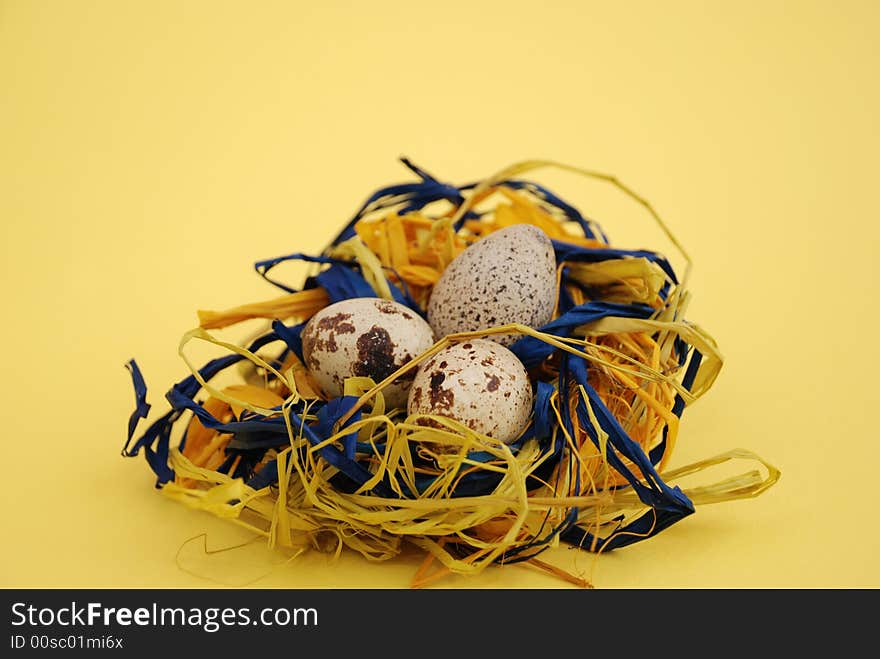 Quail mottled eggs decoration in a nest