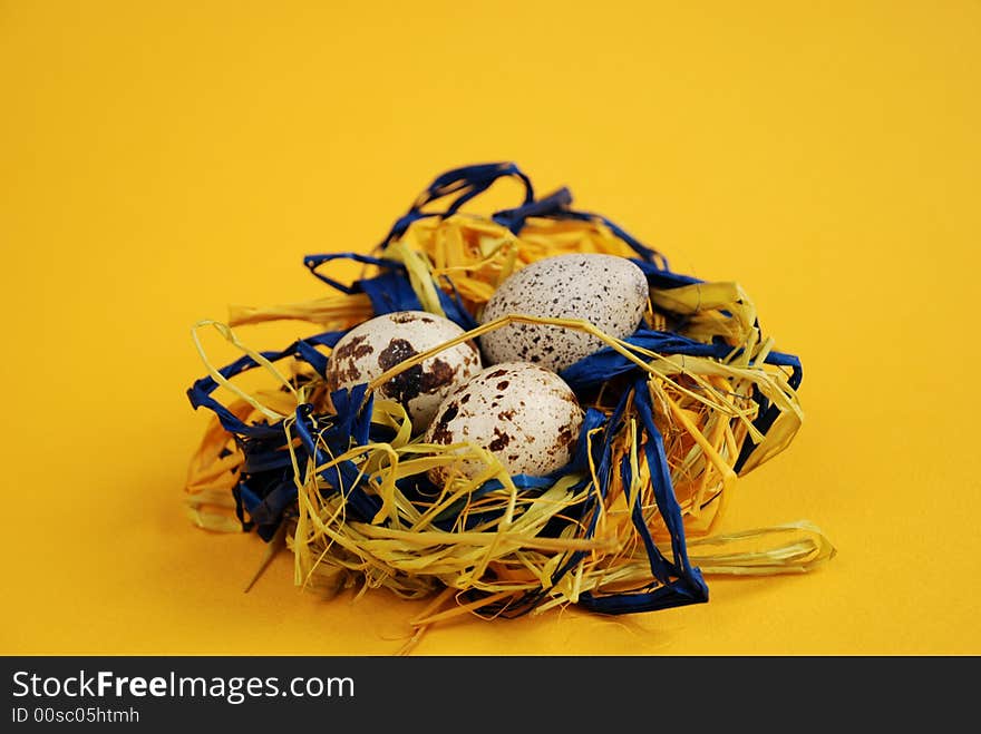 Quail mottled eggs decoration in a nest