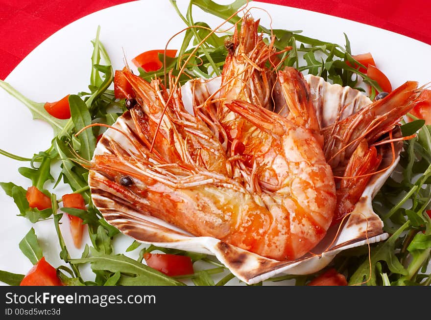 Shrimps and rocket salad