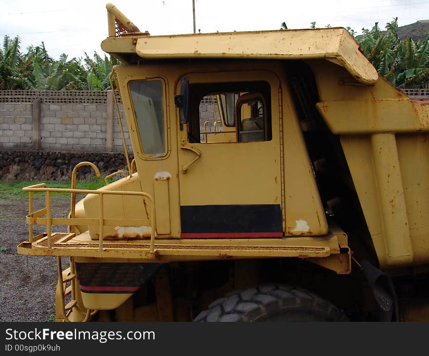 A view at an older caterpillar truck. A view at an older caterpillar truck.