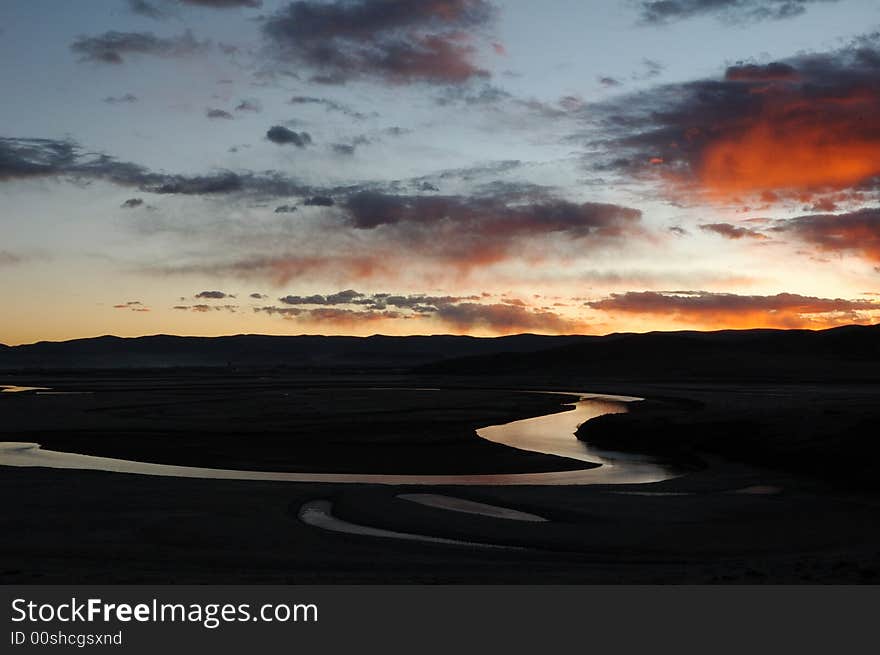 A winter morning,the Crescent Moon River sunrise on the Qinghai-Tibet Plateau.