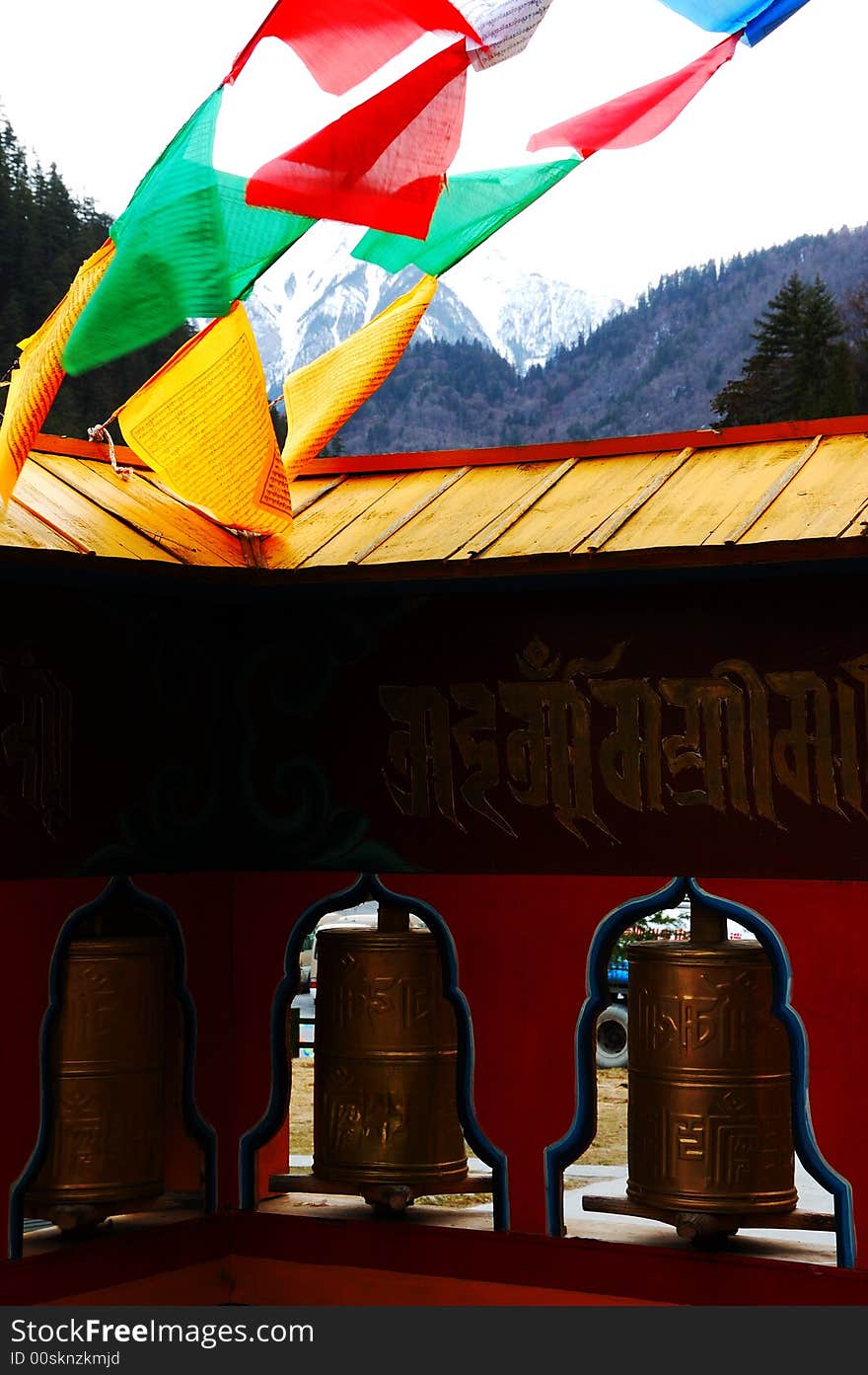 Tibetan Buddhism's sutra streamer and turning of prayer wheel wheel. Tibetan Buddhism's sutra streamer and turning of prayer wheel wheel