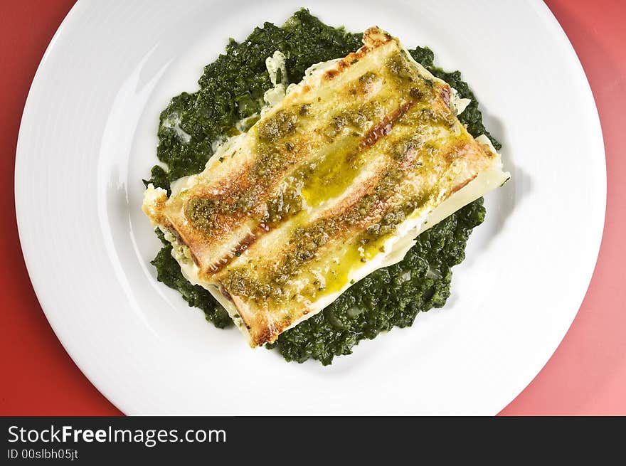 Baked cannelloni witn cheese and spinach