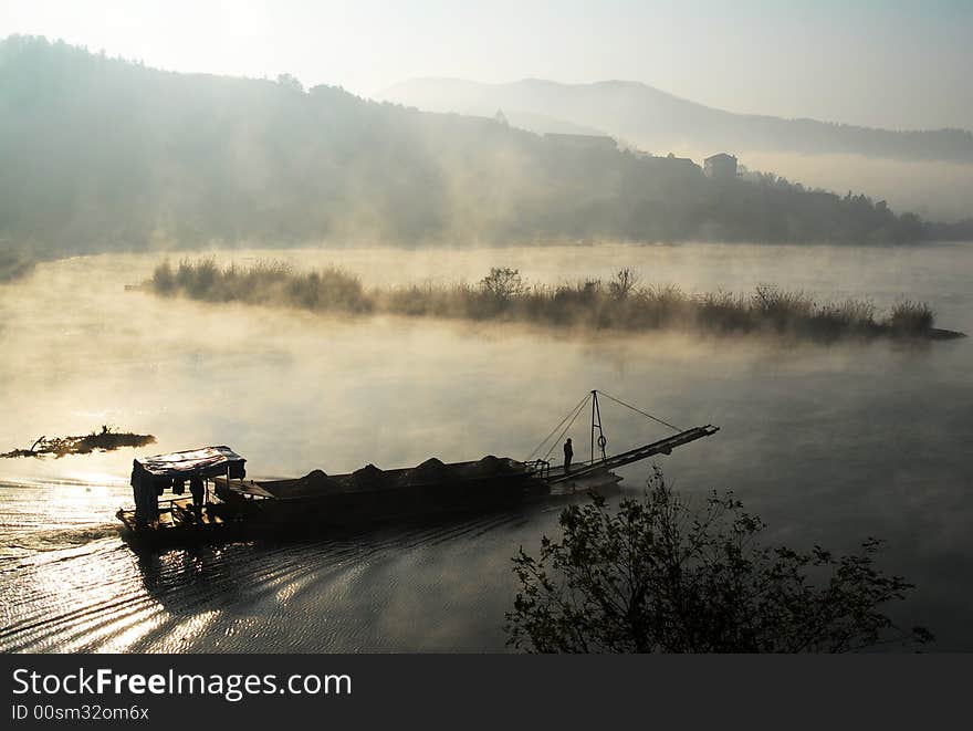 Fog in the morning sailing boat In the winter there is often foggy morning in the river in the sun's radiation, the boat dance in the exercise.