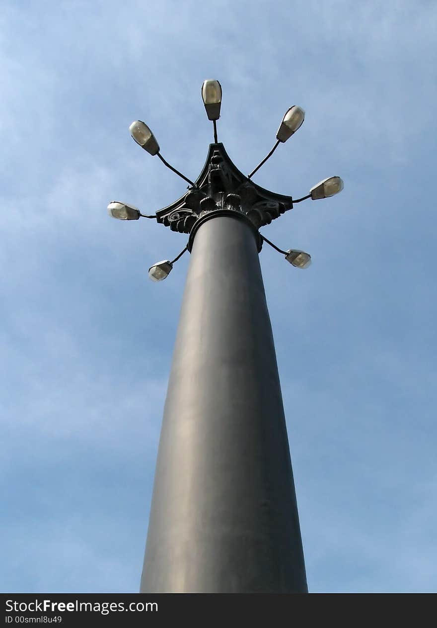 The lamppost column with eight lamps, view from below