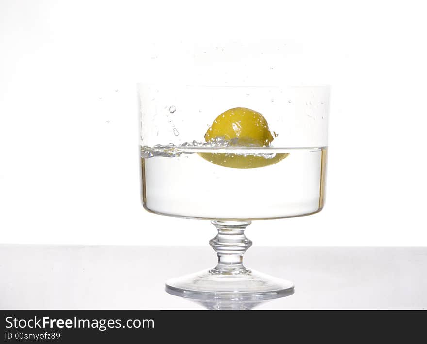 Fresh lemon splash into water